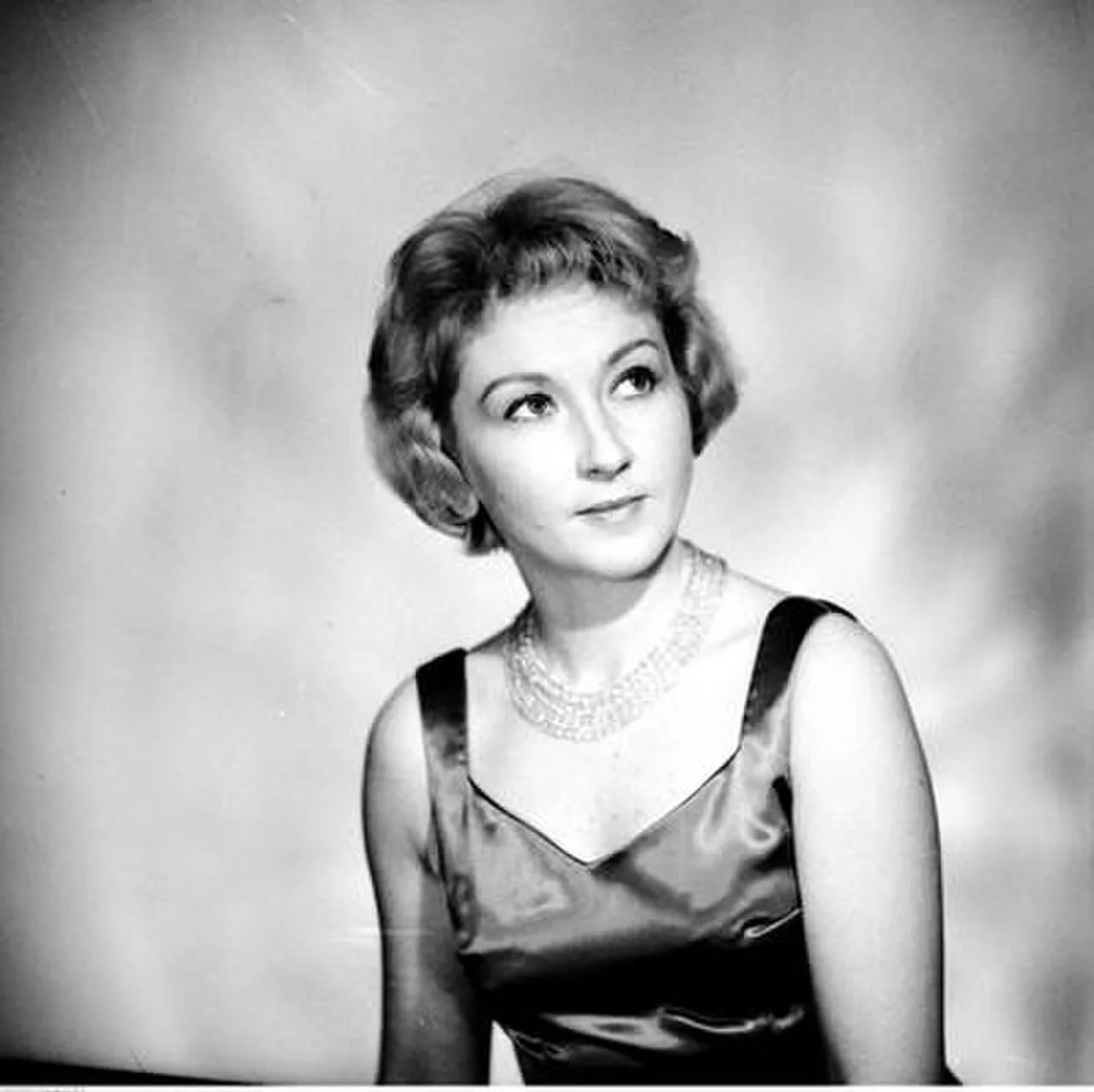 Portrait of Regina Smendzianka (1924–2011) – memorial page