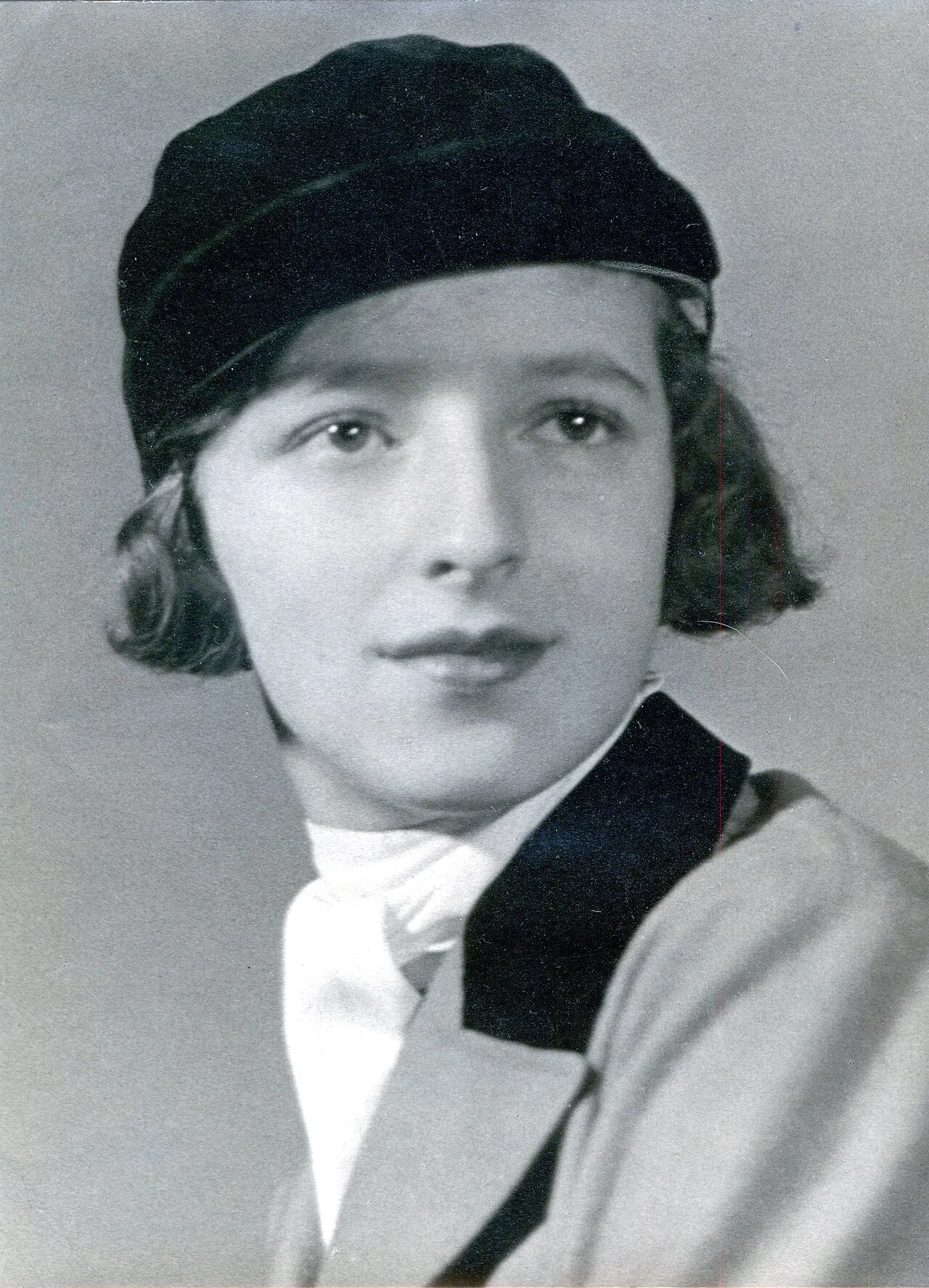 Portrait of Sonja Morawetz Sinclair (1921–2024) – memorial page