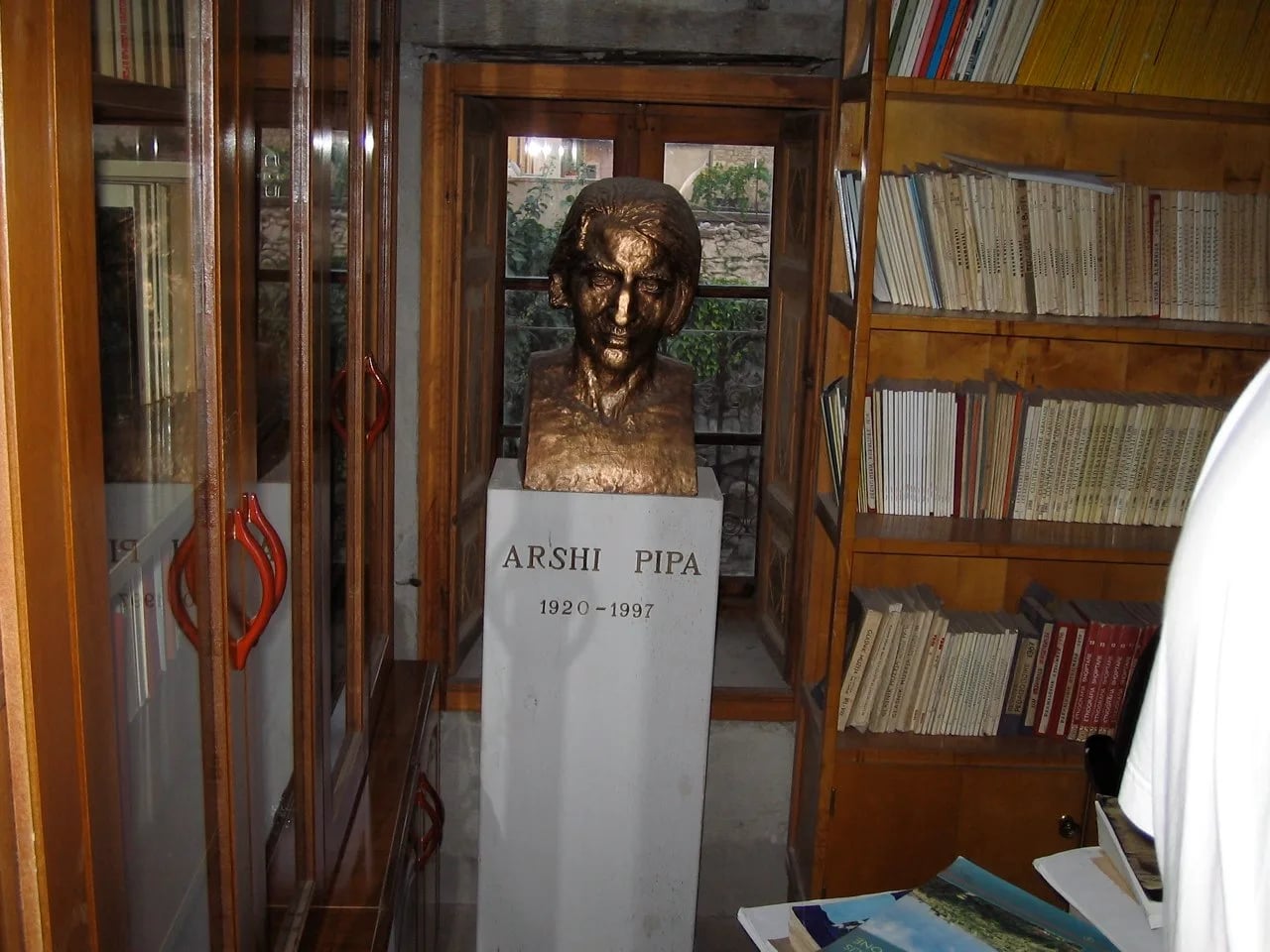 Portrait of Arshi Pipa (1920–1997) – memorial page
