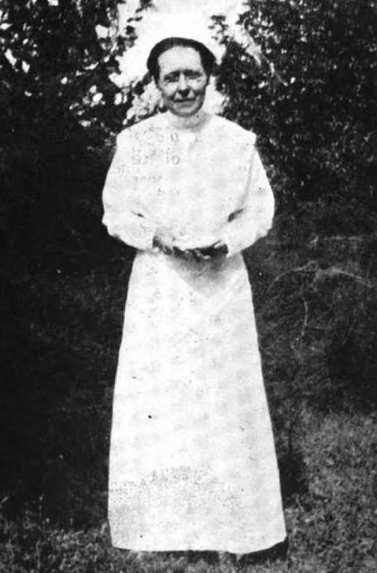 Portrait of Mary E. Gladwin (1861–1939) – memorial page