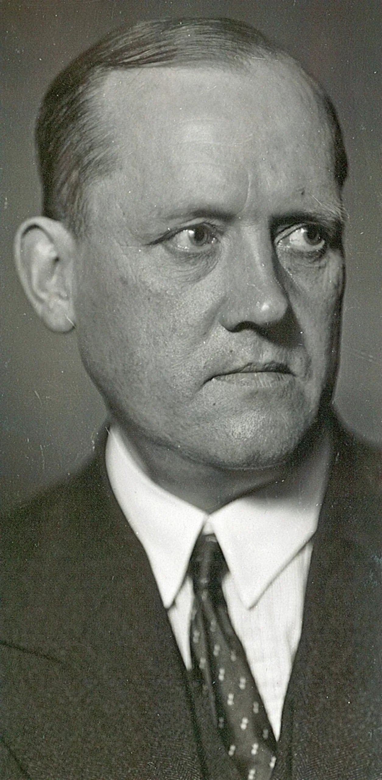 Portrait of Ragnvald Væring (1884–1960) – memorial page