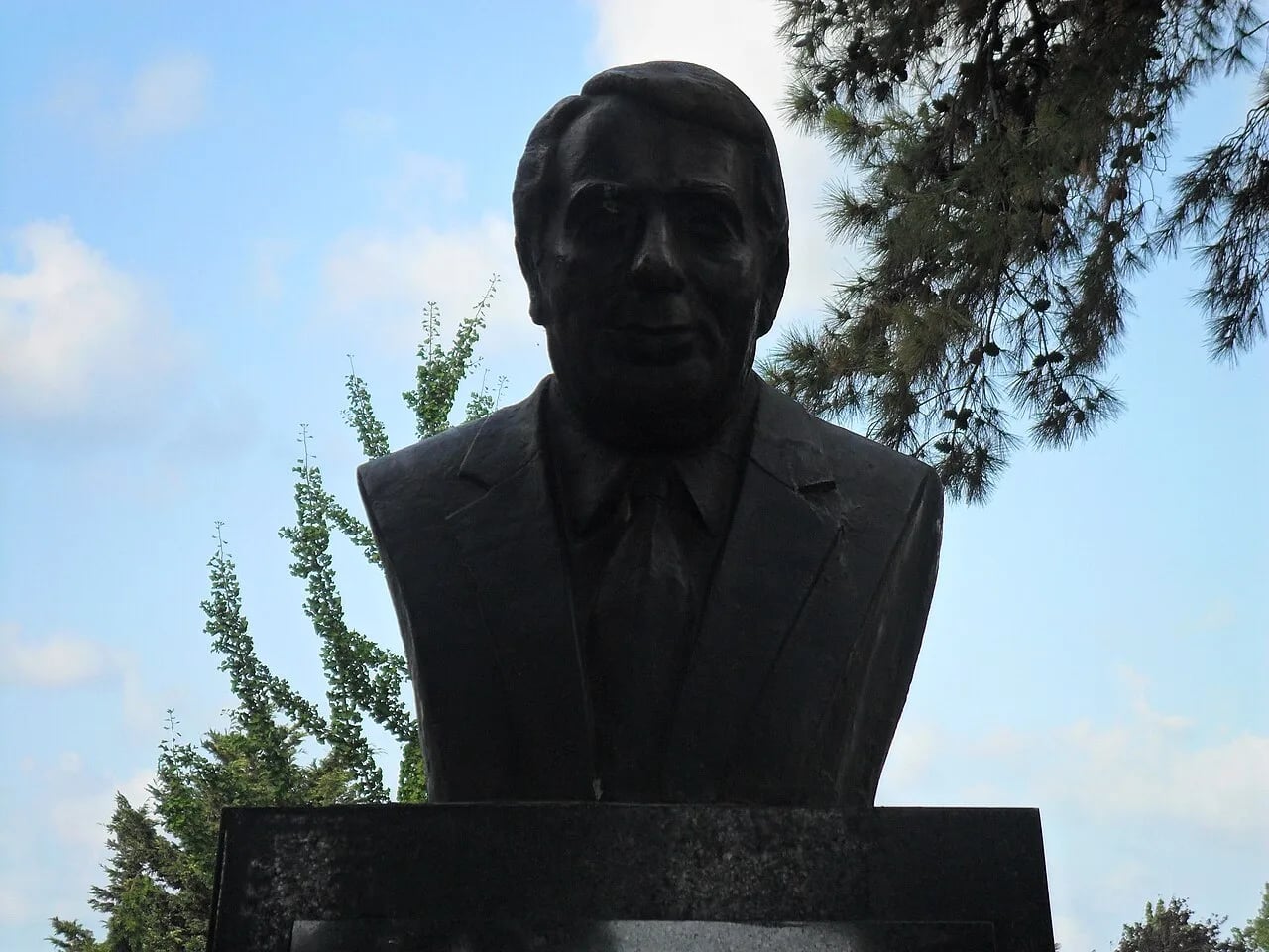 Portrait of Muzaffer Önder (1933–2005) – memorial page
