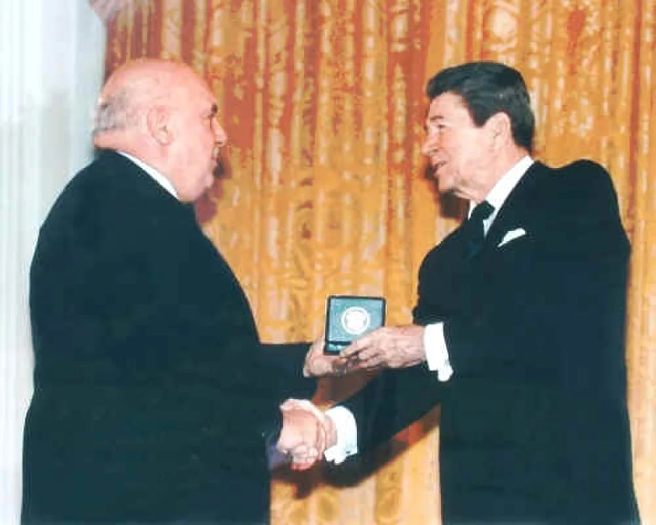 Porträt von Frank Piasecki (1919–2008) – Gedenkseite