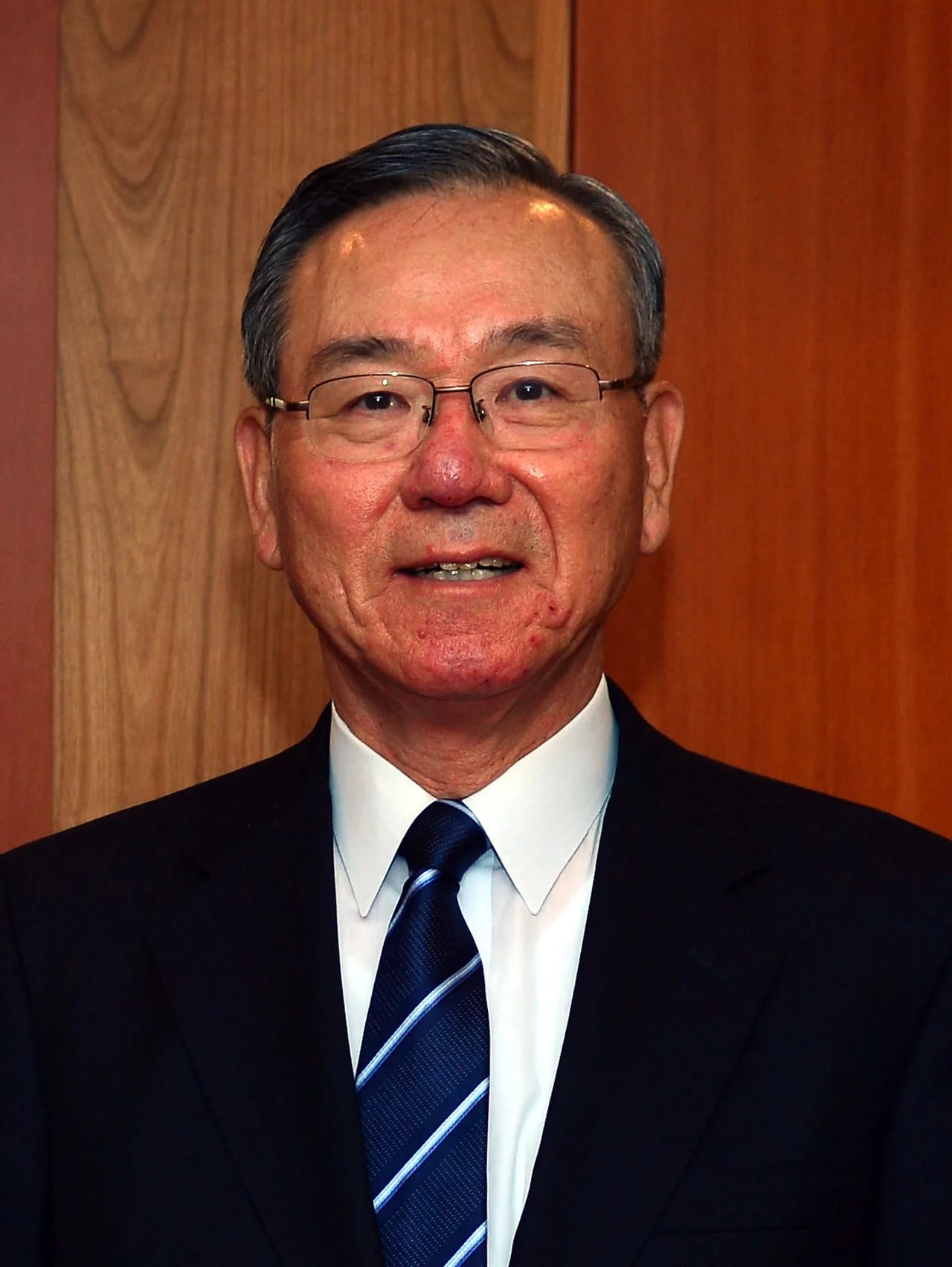 Porträt von Kenzō Ōshima (1943–2021) – Gedenkseite