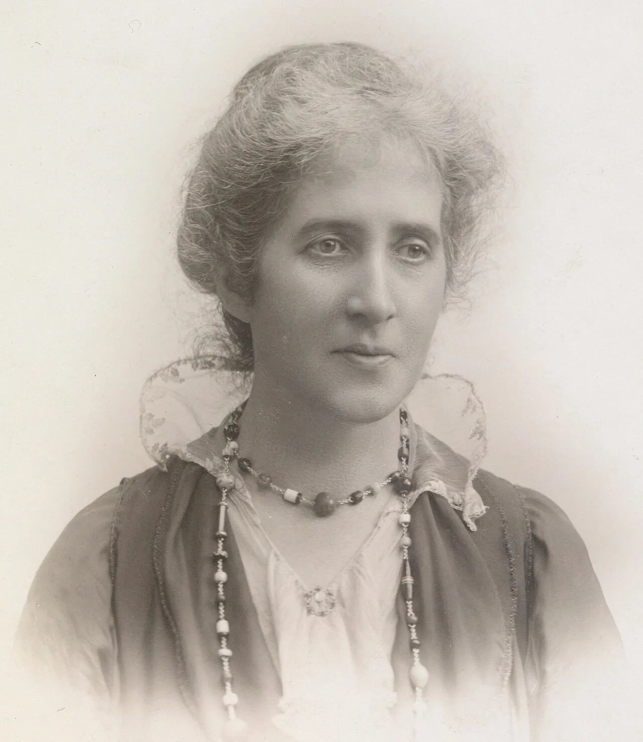 Portrait of Janet E. Courtney (1865–1954) – memorial page
