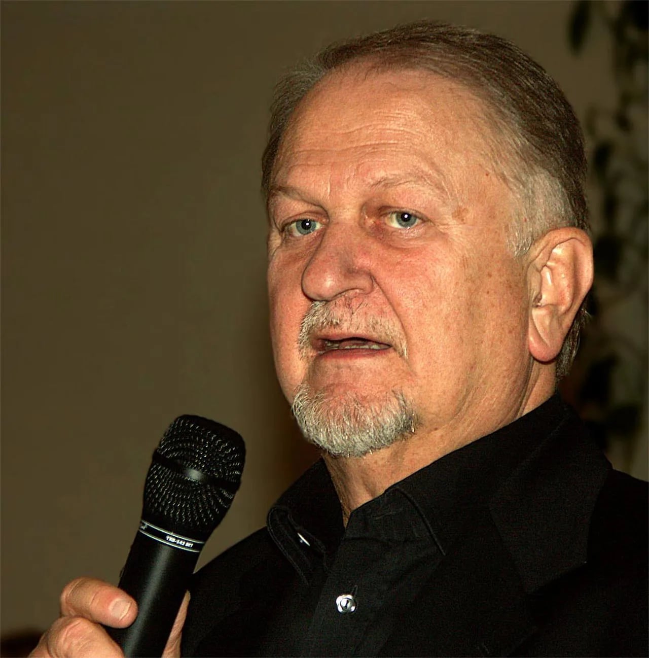 Portrait of Siewert Öholm (1939–2017) – memorial page