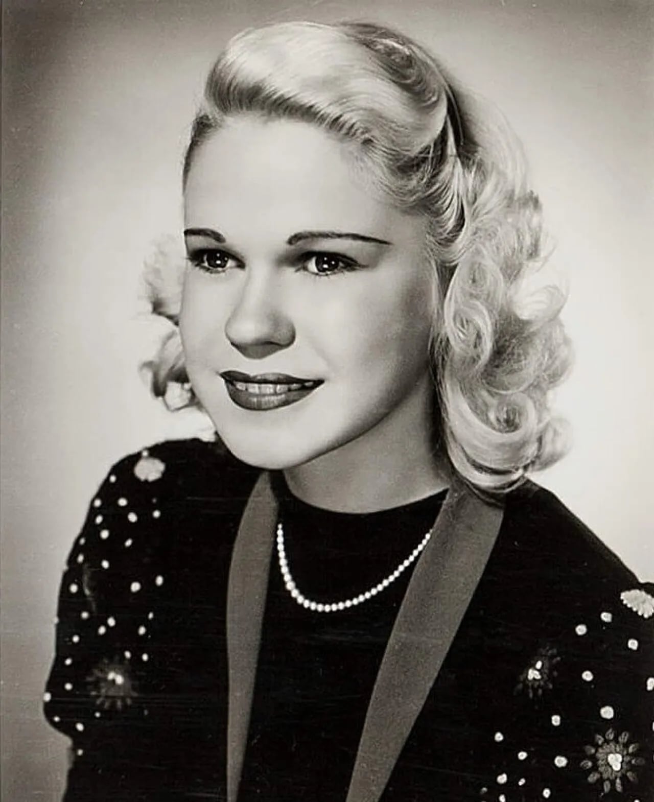 Portrait of Lorraine Krueger (1918–2003) – memorial page