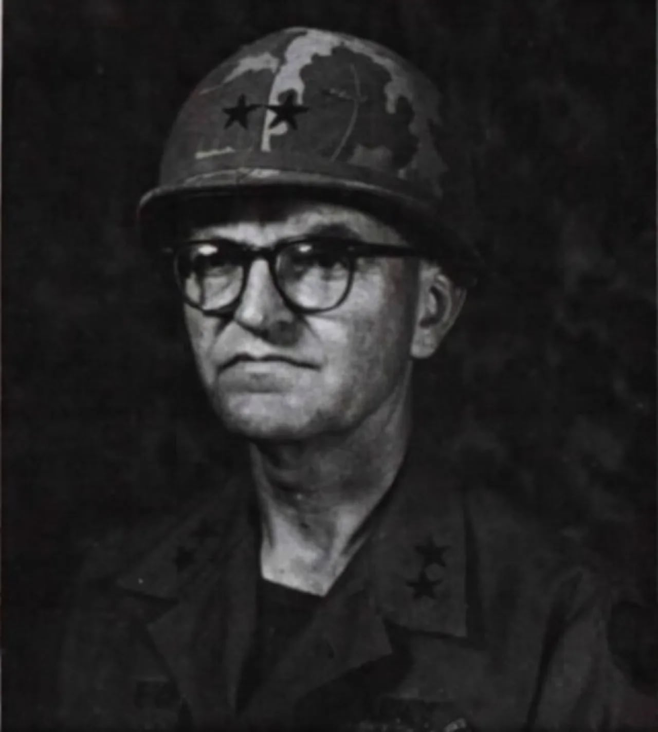 Portrait of Julian Ewell (1915–2009) – memorial page