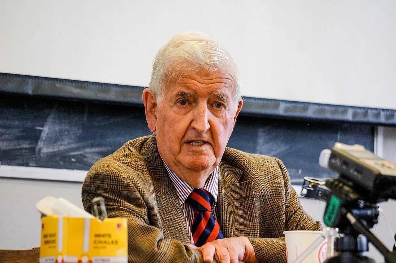 Porträt von Kenneth Bloomfield (1931–2025) – Gedenkseite