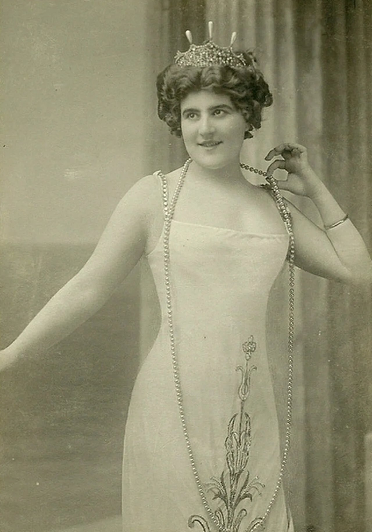 Porträt von Zina Brozia (1876–1958) – Gedenkseite