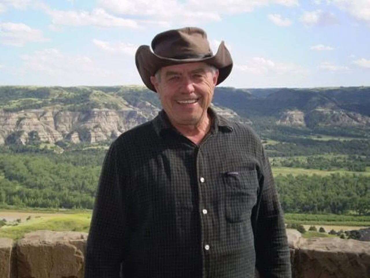 Portrait of Larry Woiwode (1941–2022) – memorial page