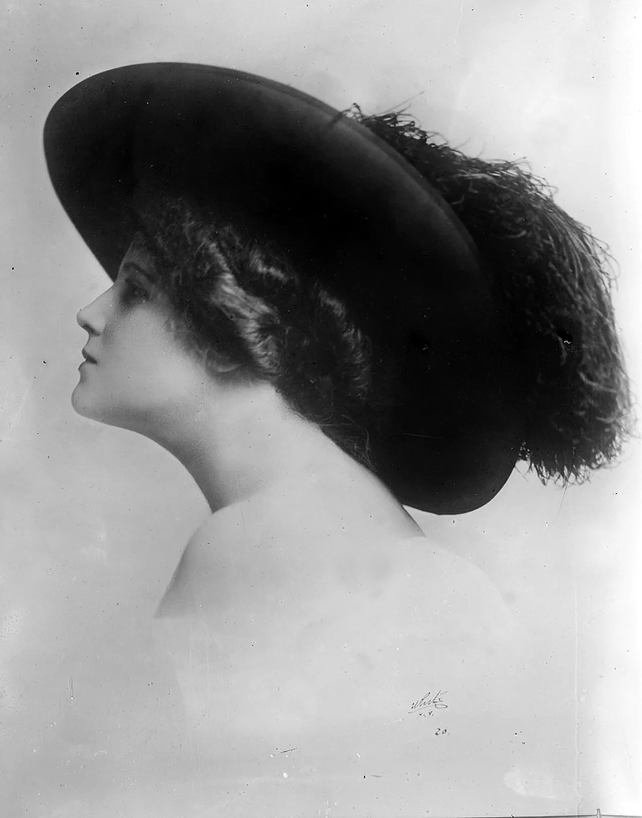 Portrait of Laura Nelson Hall (1876–1936) – memorial page