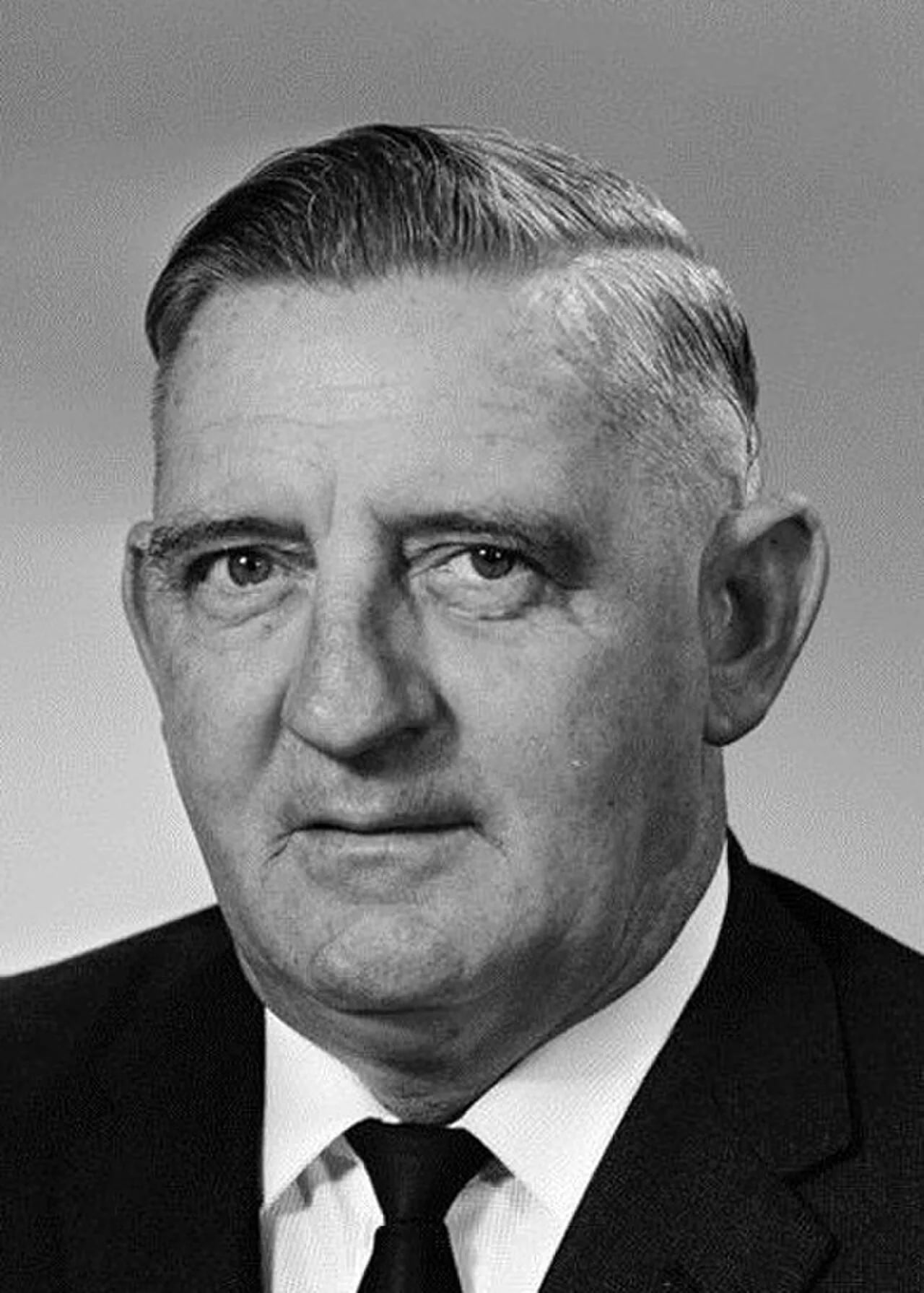 Portrait of Laurie Wallis (1922–1984) – memorial page
