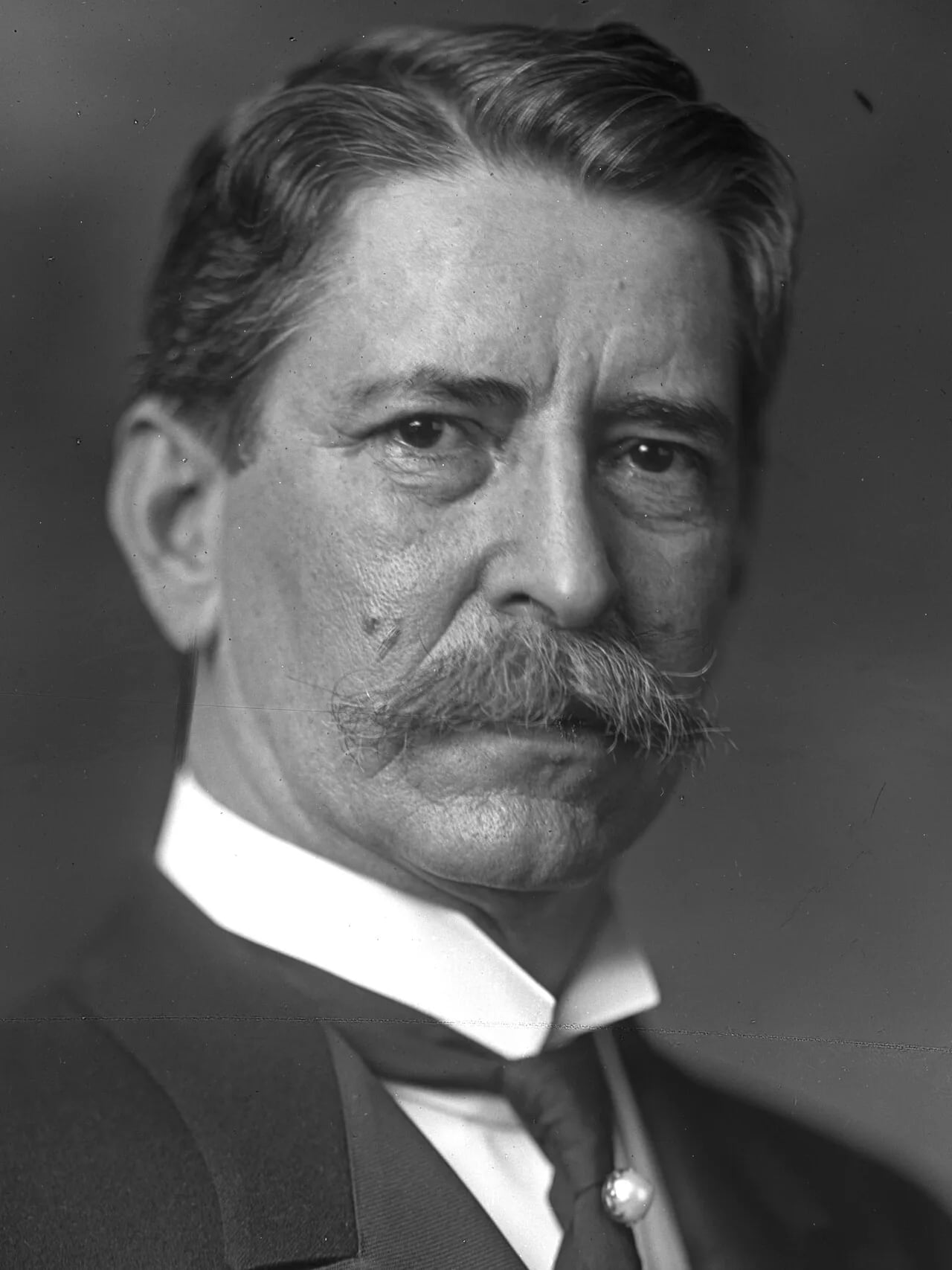 Porträt von Claude A. Swanson (1862–1939) – Gedenkseite