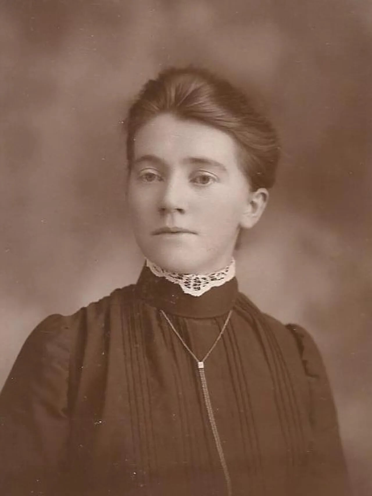 Portrait of Julia Muench (1872–1965) – memorial page
