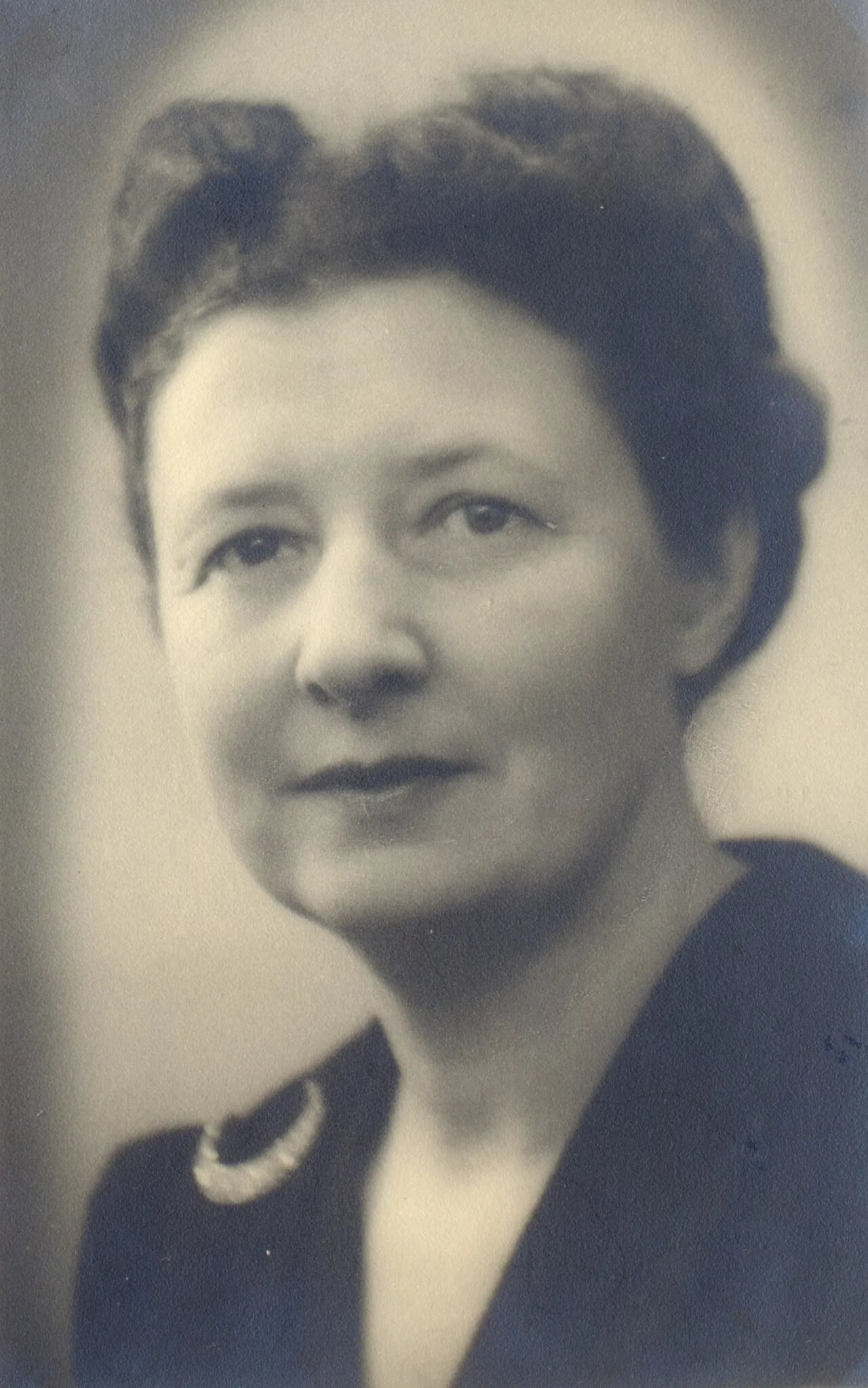 Portrait of Cita van Santen (1906–1990) – memorial page