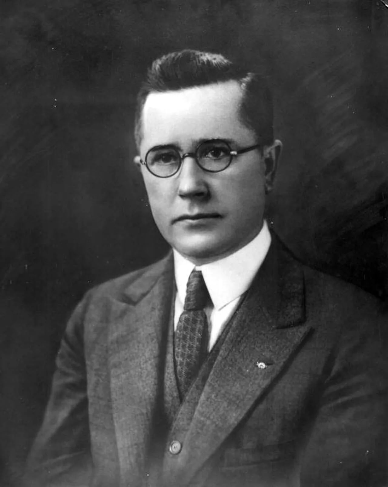 Portrait of Louie Willard Strum (1890–1954) – memorial page