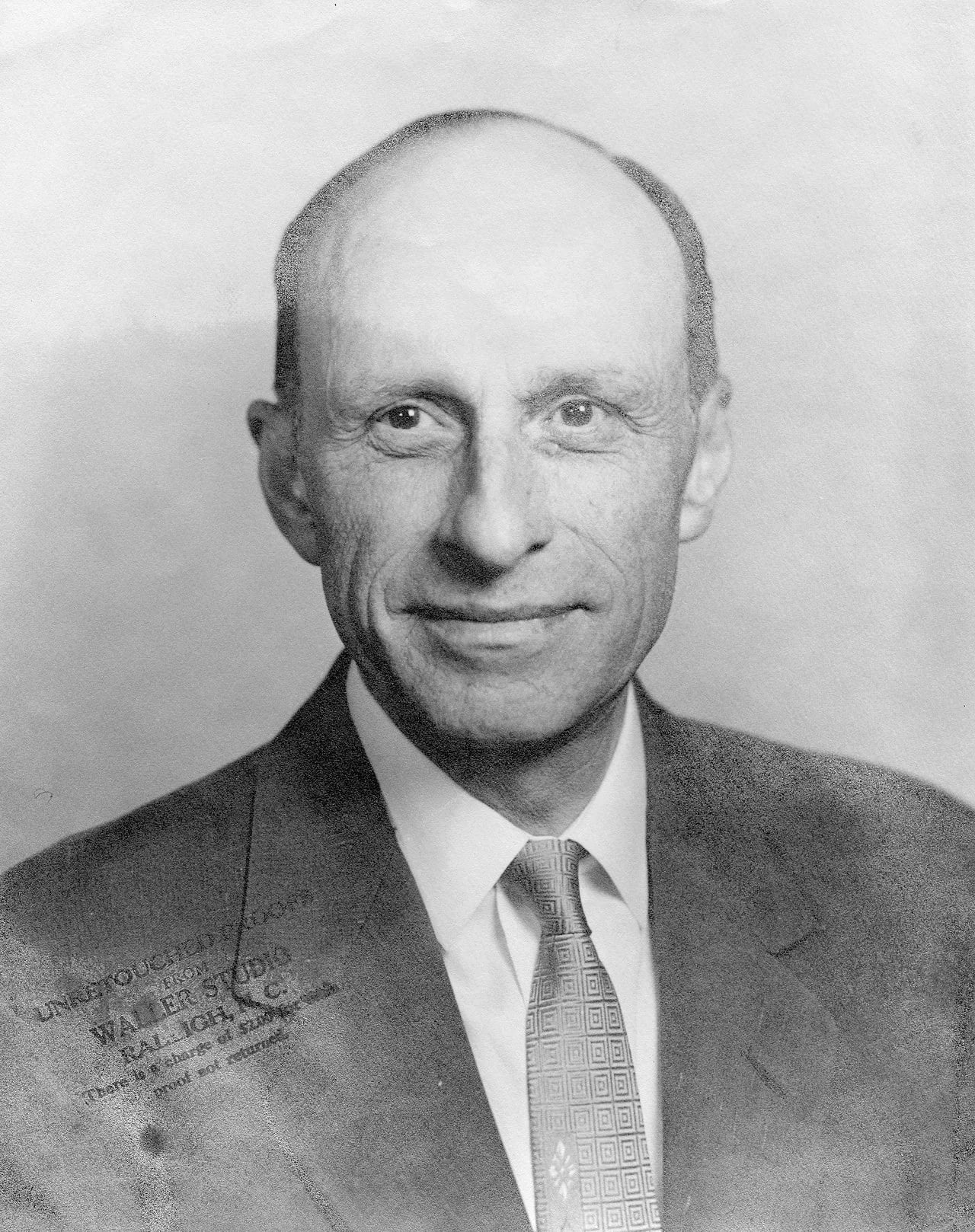 Portrait of Luther E. Barnhardt (1903–1980) – memorial page