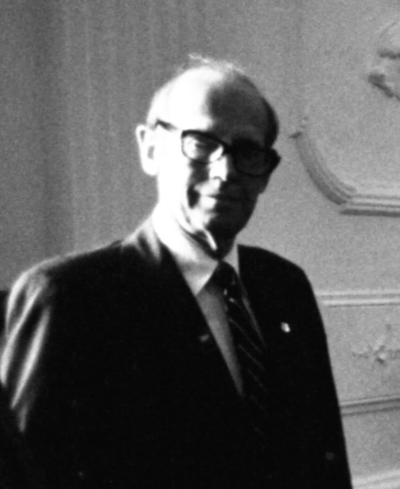 Portrait of David D. Newsom (1918–2008) – memorial page