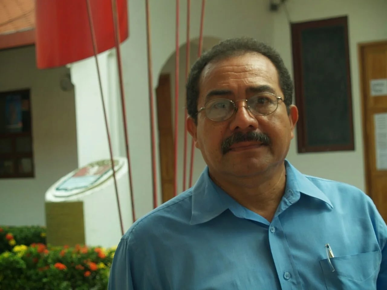 Portrait of Carlos E. León Mejías (1963–2019) – memorial page
