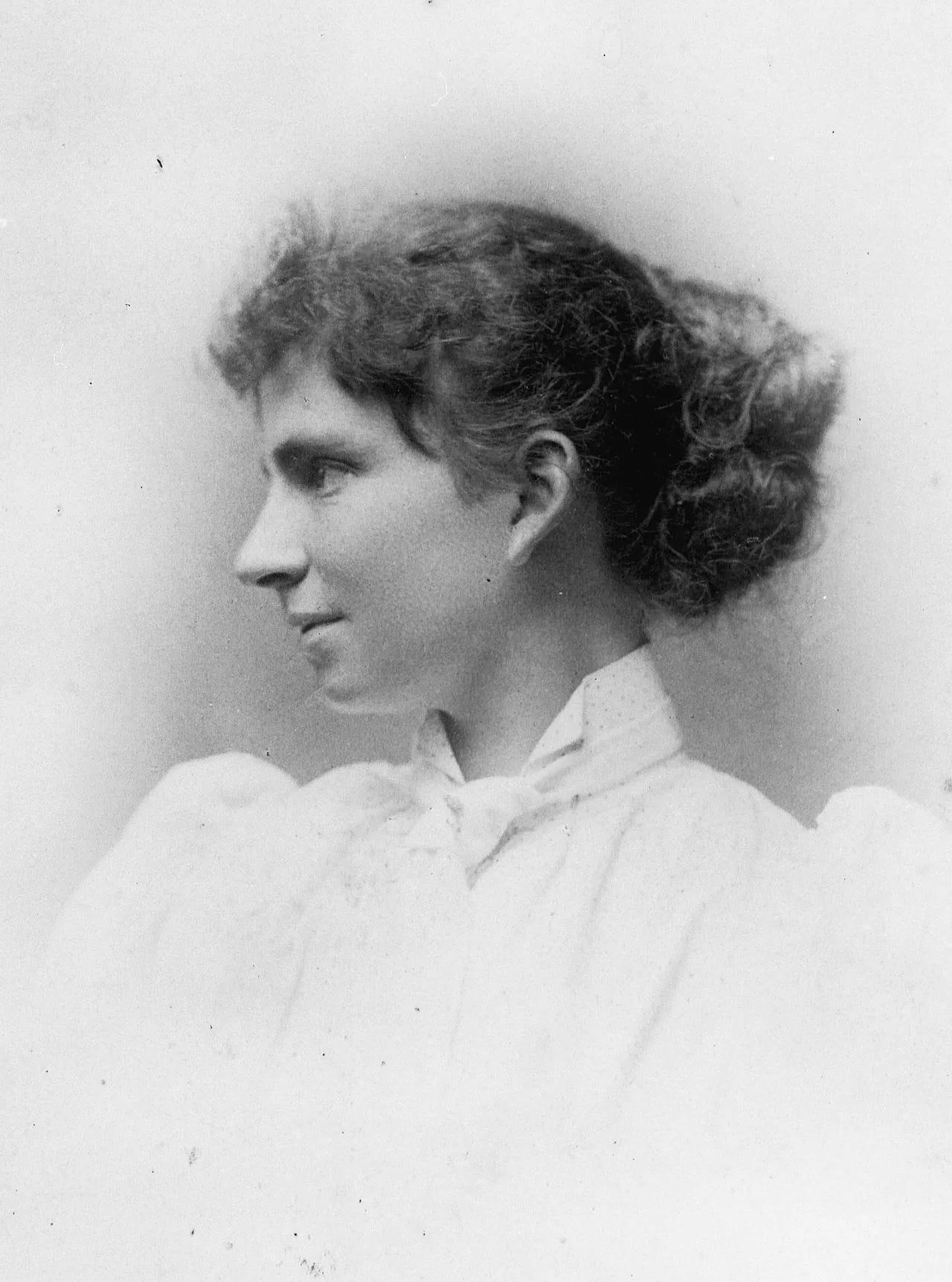 Portrait of Mabel Hill (1872–1956) – memorial page