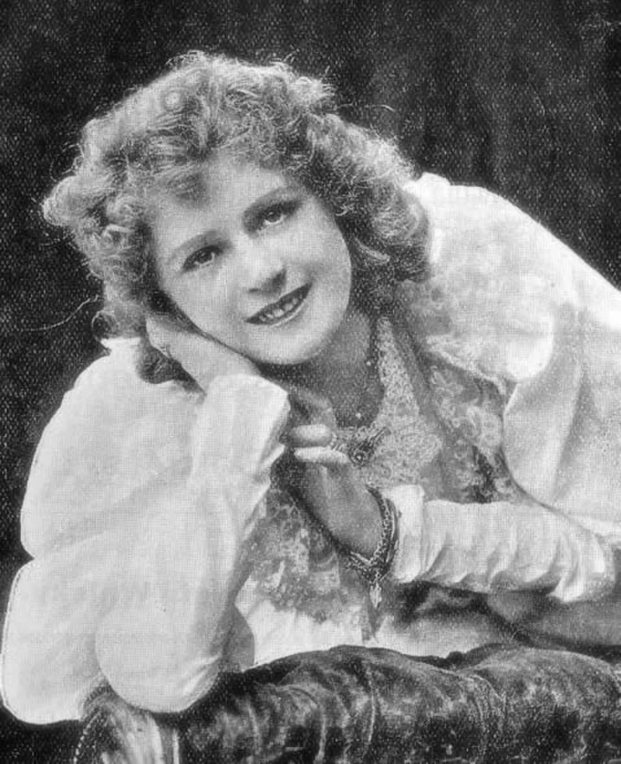 Portrait of Mabel Love (1874–1953) – memorial page