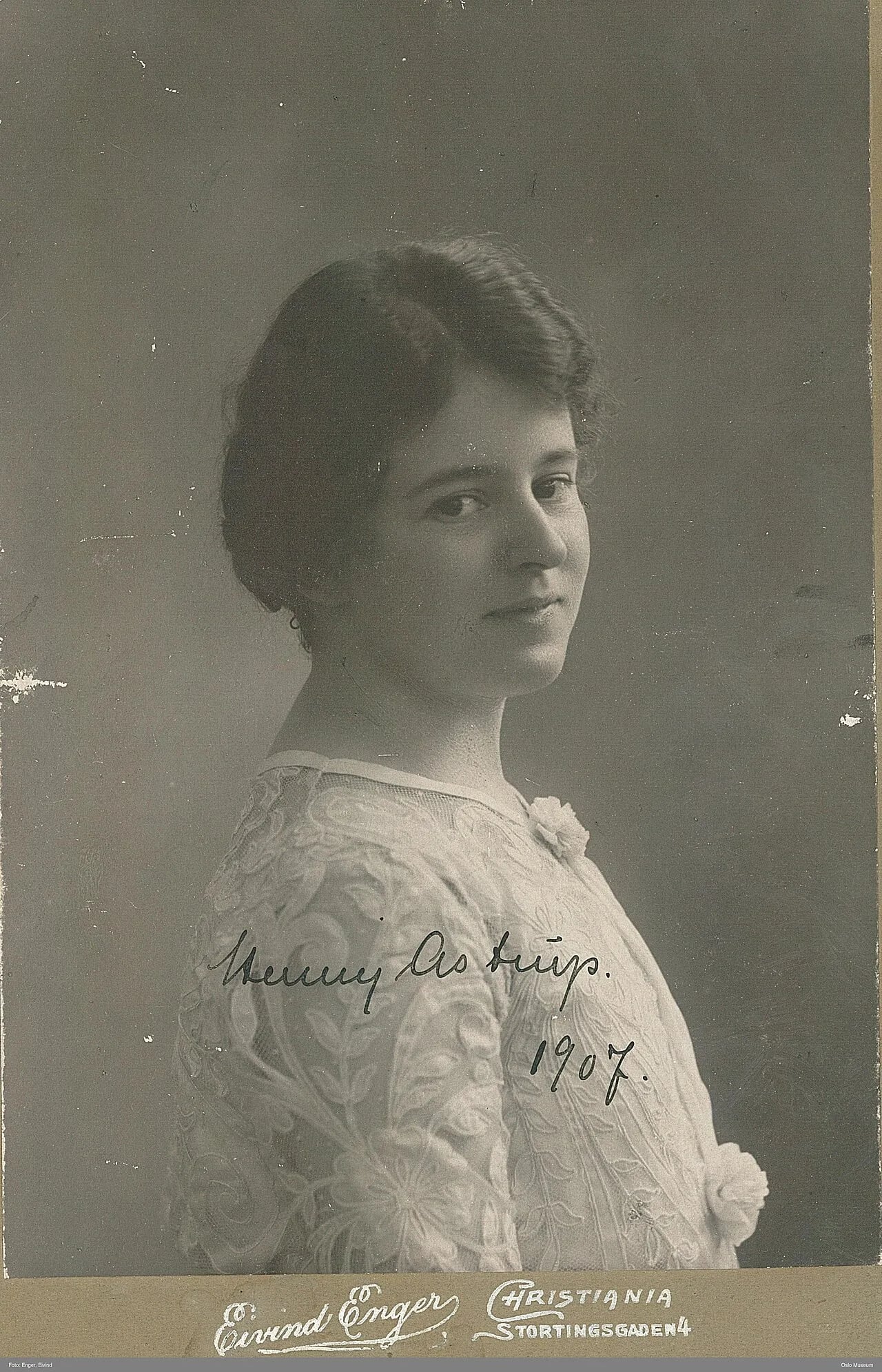Porträt von Henny Astrup (1876–1961) – Gedenkseite