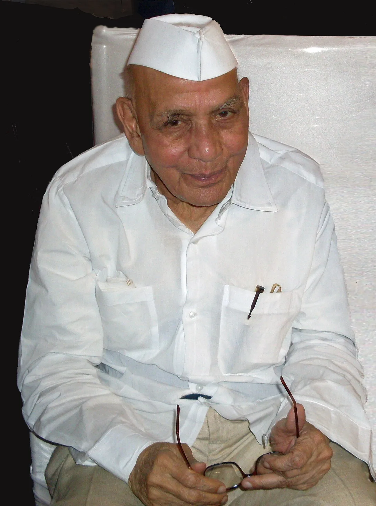 Portrait of Mohan Dharia (1925–2013) – memorial page