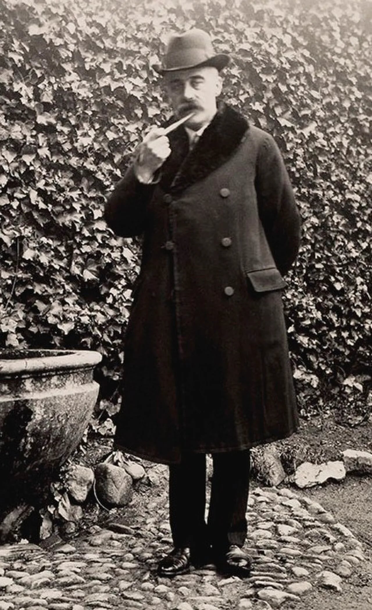 Porträt von Charles Du Bos (1882–1939) – Gedenkseite