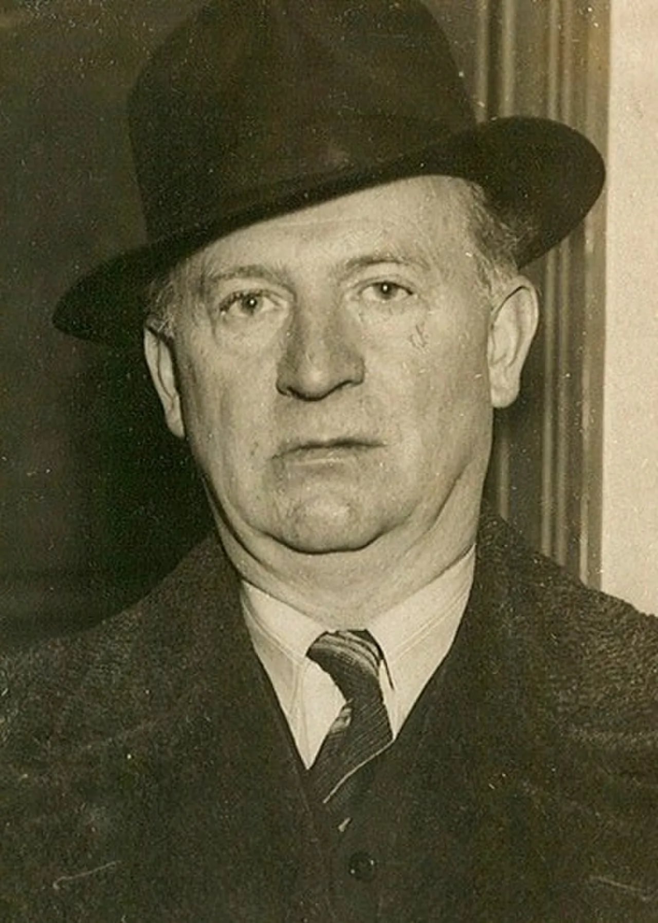 Portrait of Arthur Omre (1887–1967) – memorial page