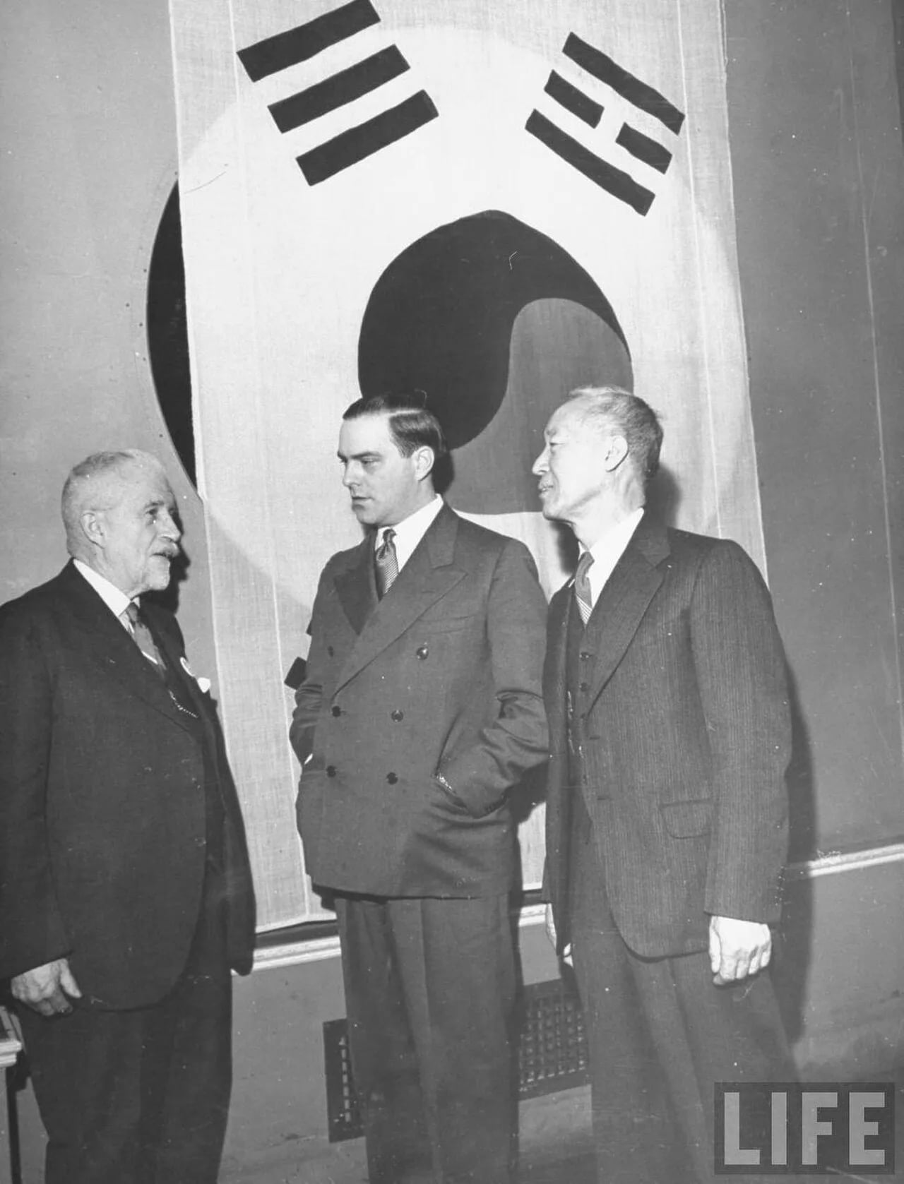 Portrait of Paul Douglass (1905–1988) – memorial page
