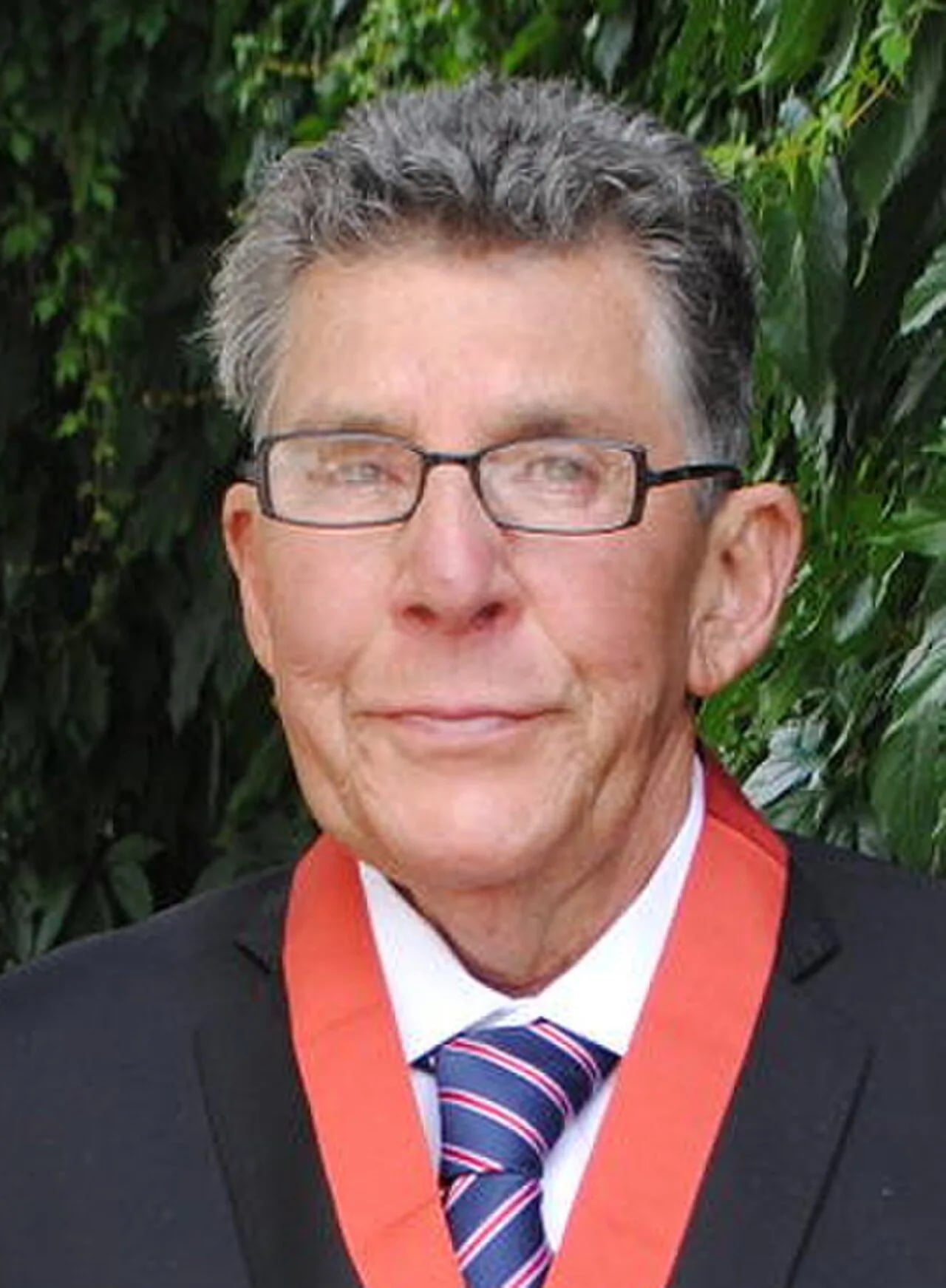 Porträt von Paul Holmes (1950–2013) – Gedenkseite