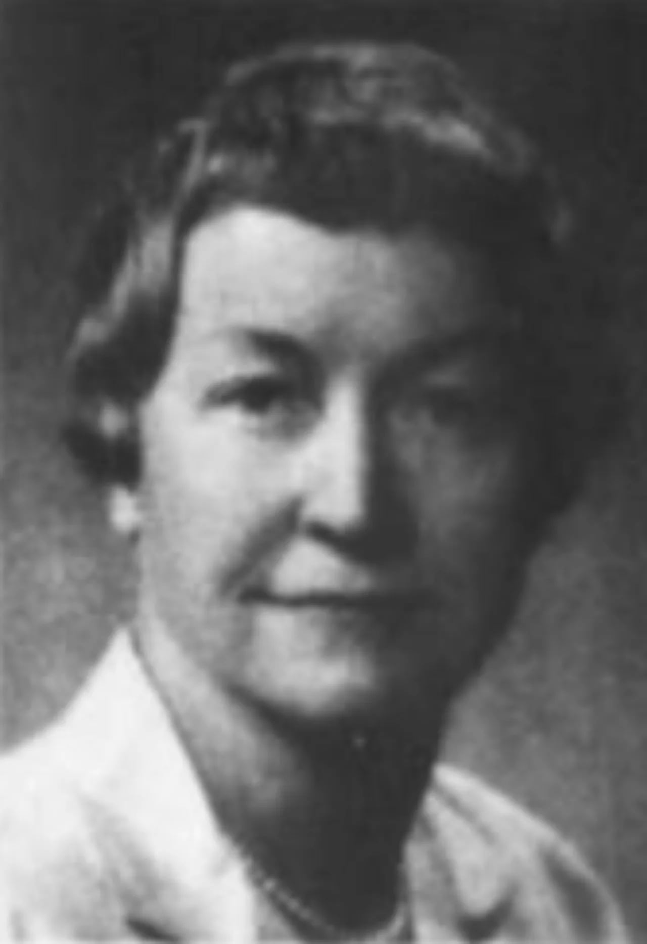 Portrait of Pauline Tompkins (1918–2004) – memorial page