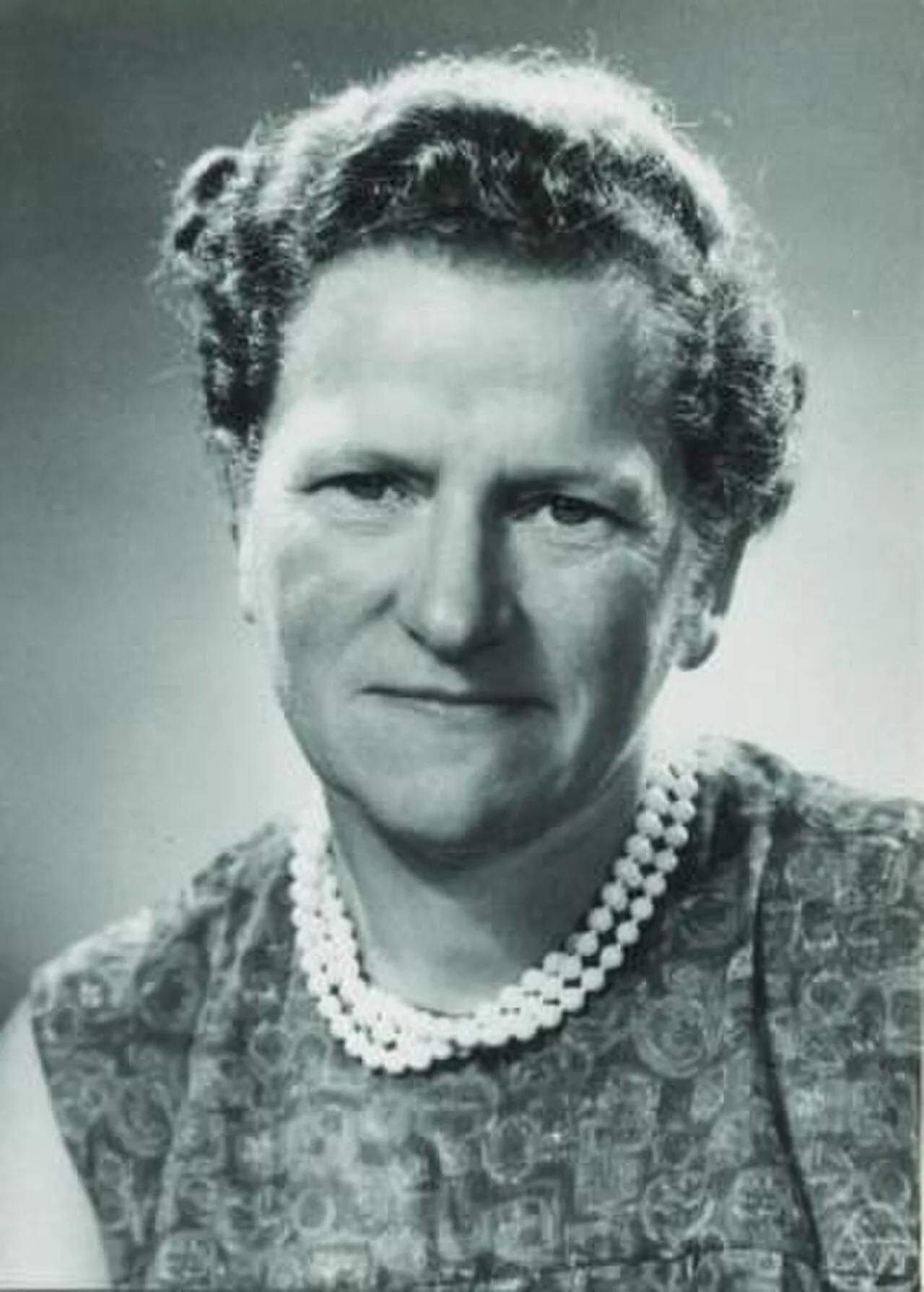 Portrait of Hanna Neumann (1914–1971) – memorial page