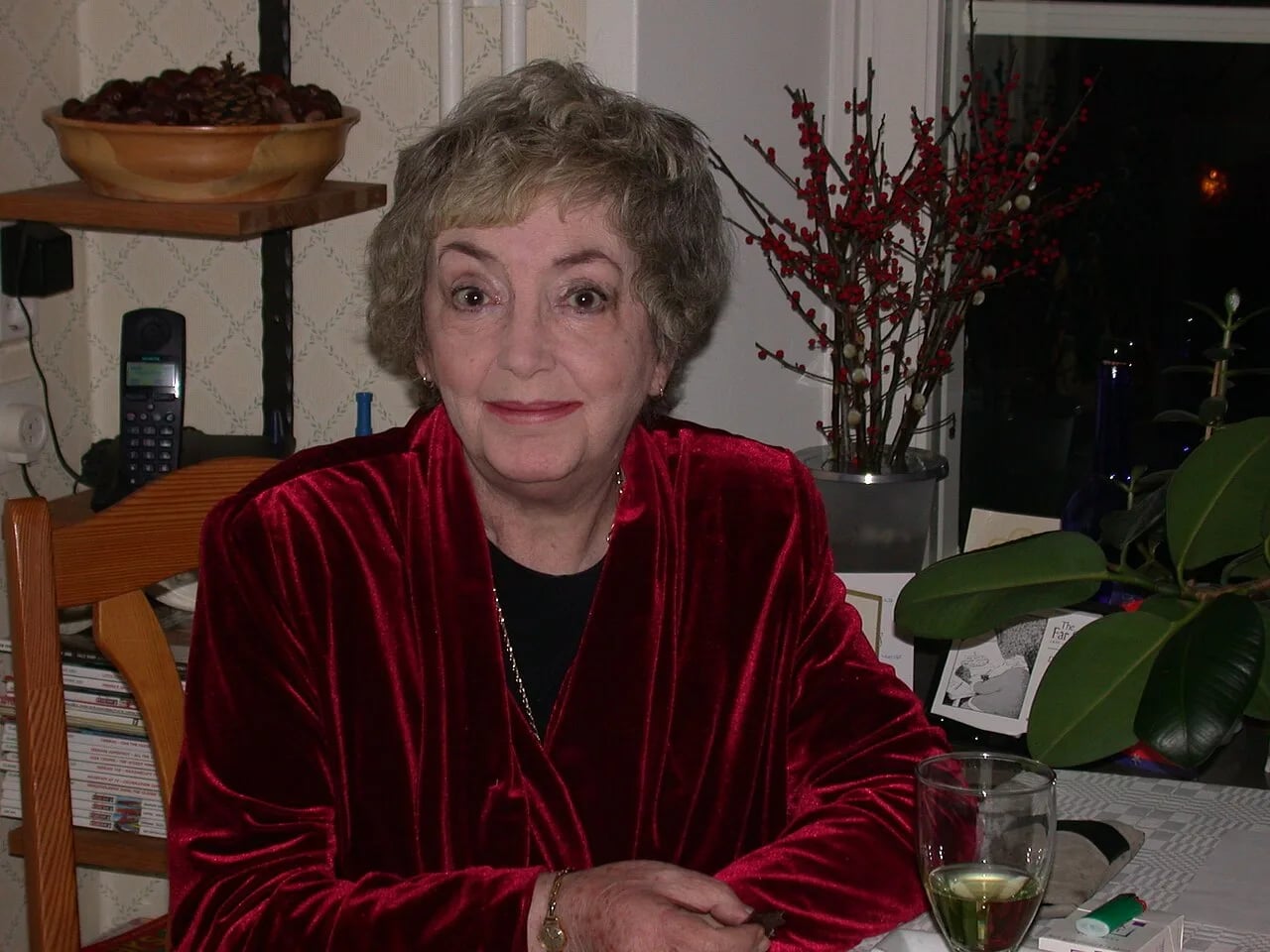 Portrait of Petra Davies (1930–2016) – memorial page