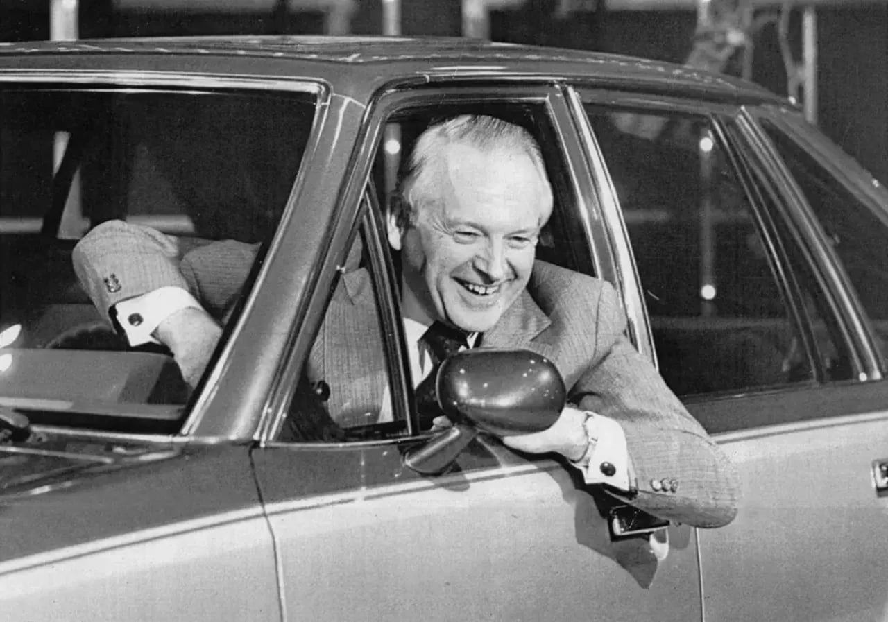 Portrait of Philip Caldwell (1920–2013) – memorial page