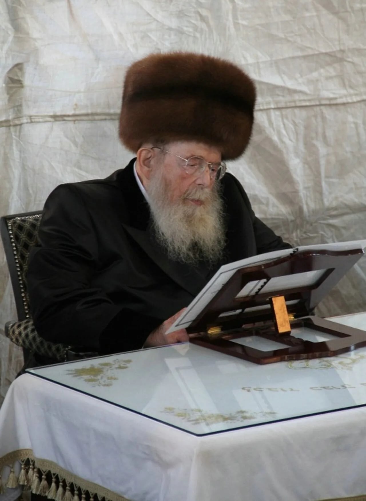 Portrait of Avrohom Yaakov Friedman (1928–2013) – memorial page