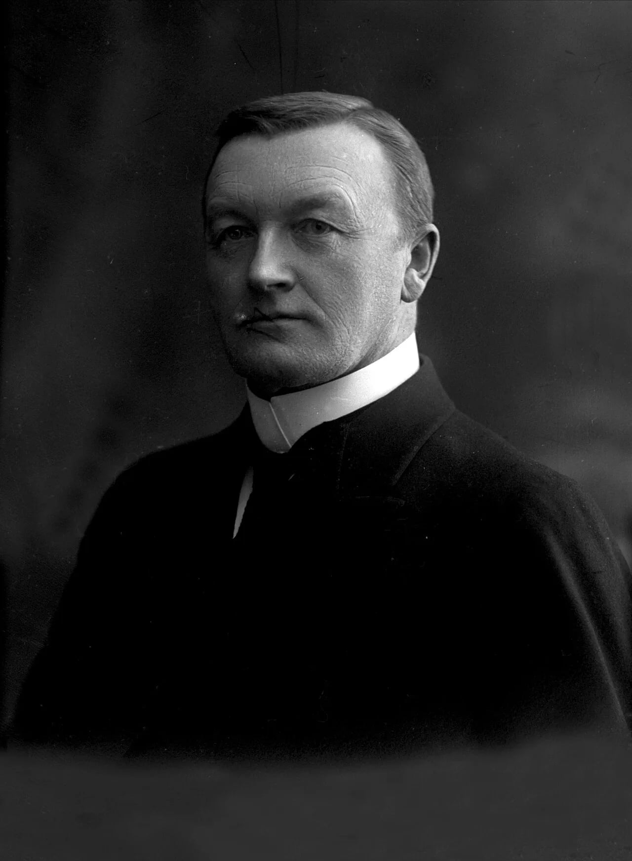 Portrait of Jens Bratlie (1856–1939) – memorial page