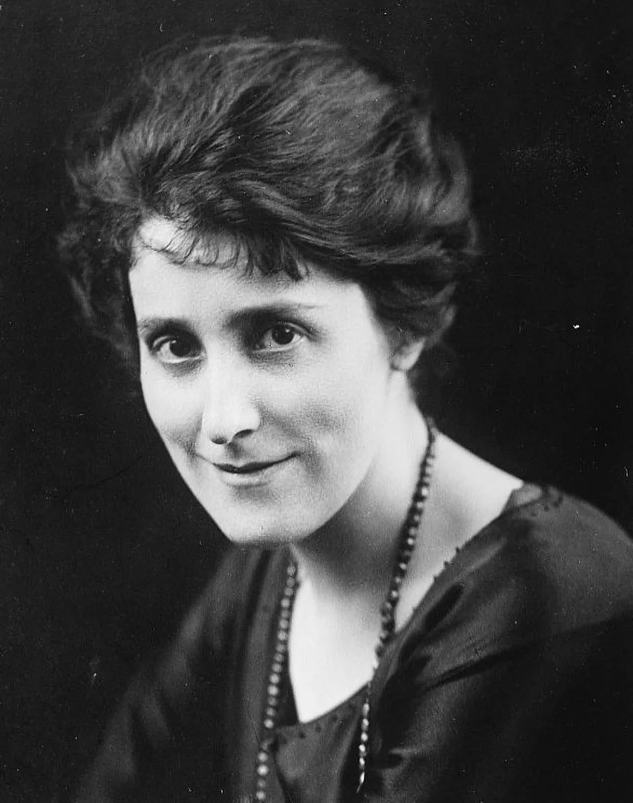 Porträt von Clemence Dane (1888–1965) – Gedenkseite