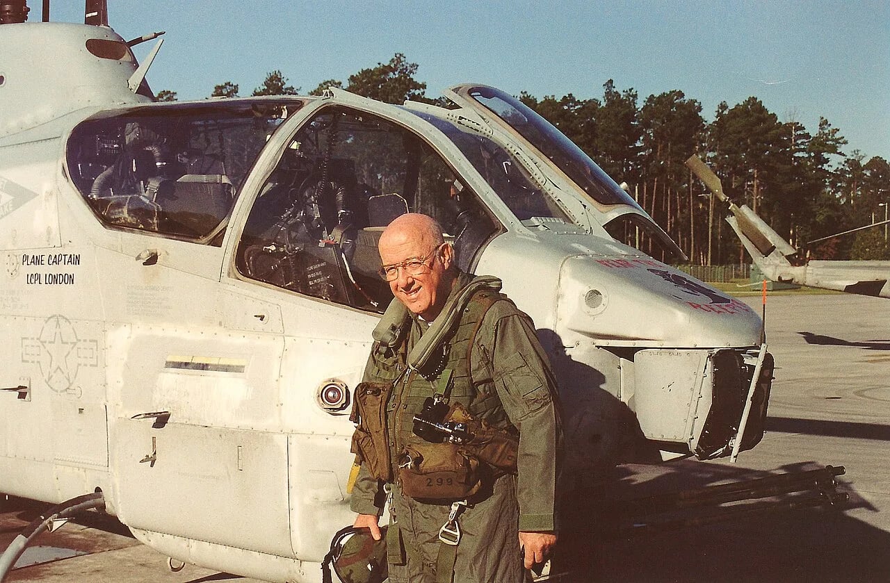 Porträt von Robert F. Dorr (1939–2016) – Gedenkseite