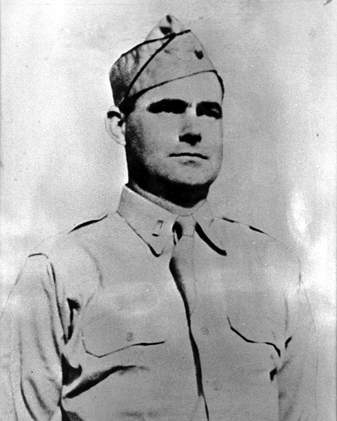 Portrait of Robert M. Viale (1916–1945) – memorial page