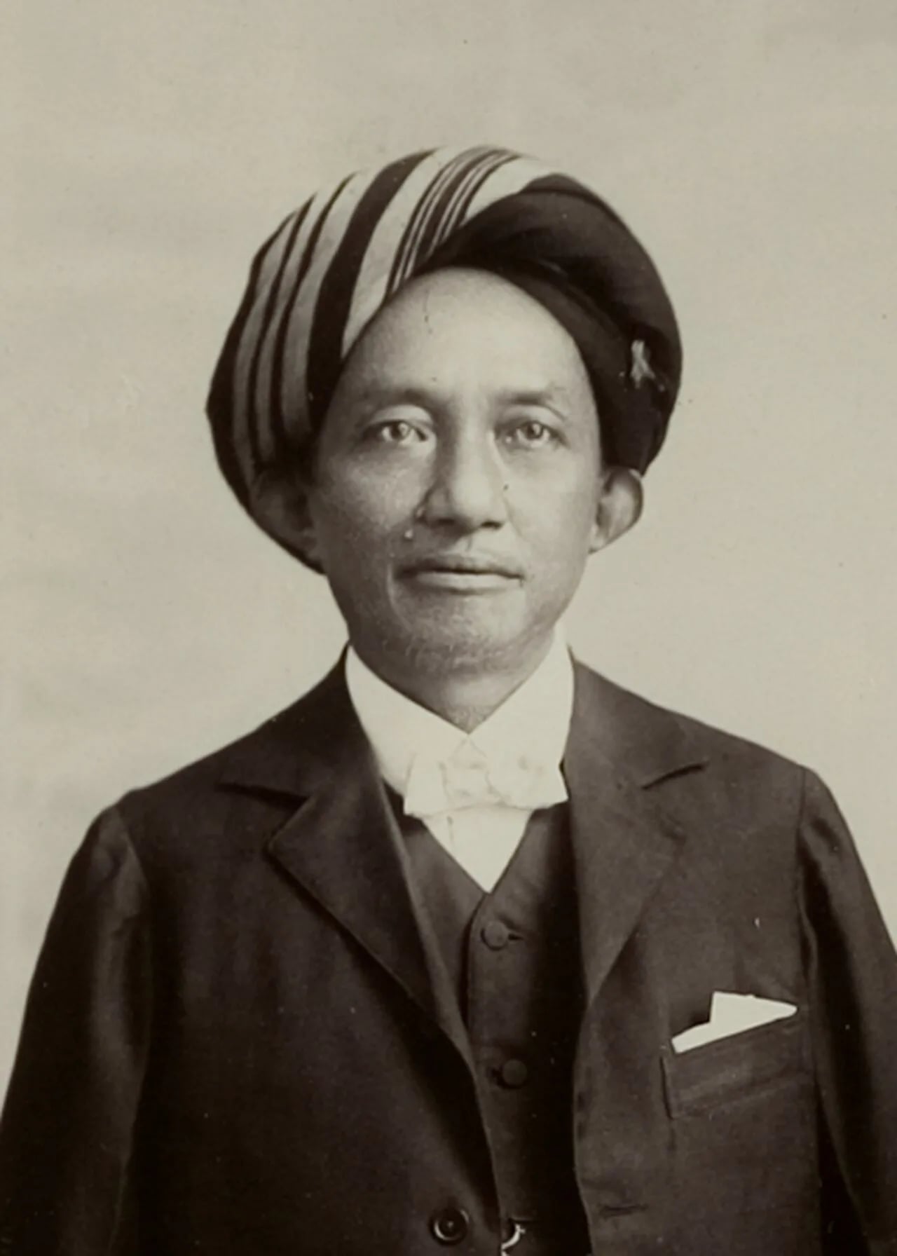 Porträt von Hasan Mustapa (1852–1930) – Gedenkseite