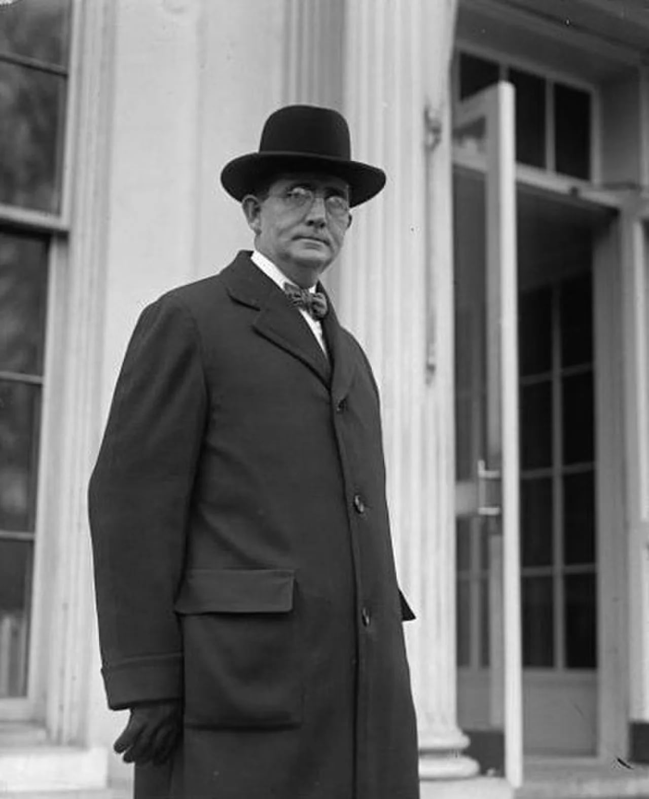 Portrait of William J. Fields (1874–1954) – memorial page