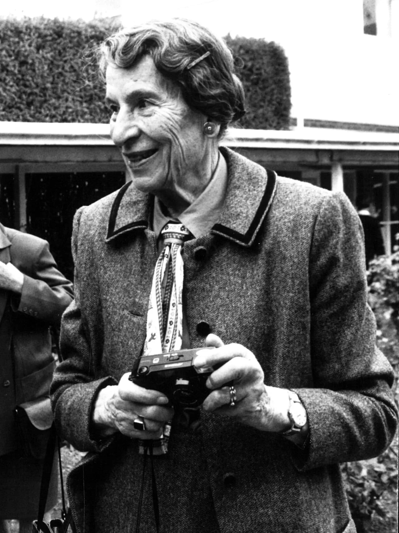 Portrait of Ruth Burns (1912–2002) – memorial page