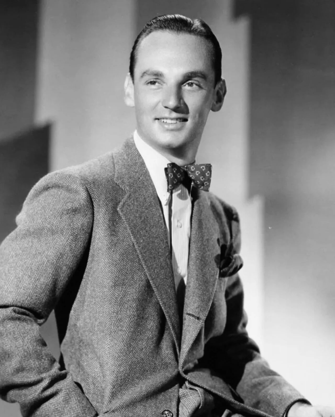Portrait of Erik Rhodes (1906–1990) – memorial page
