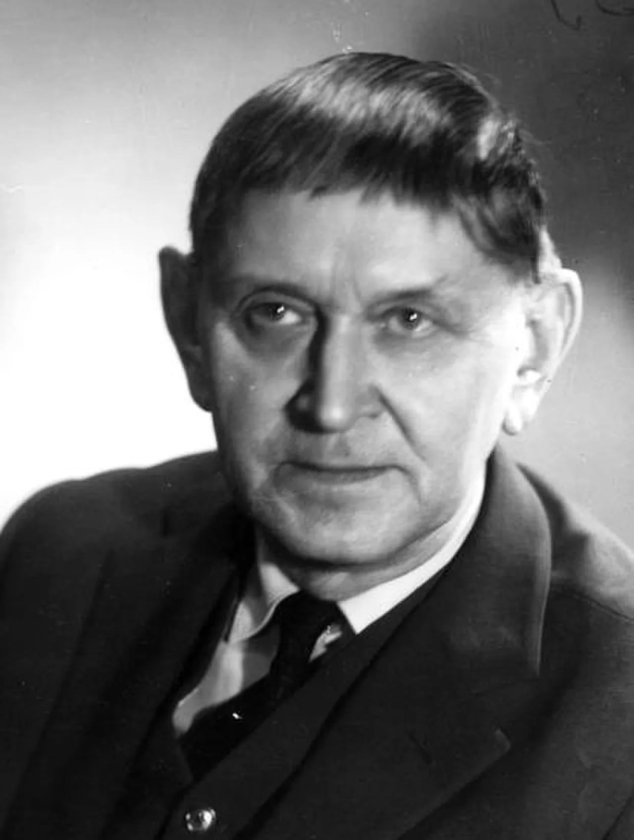 Portrait of Eugeniusz Eibisch (1896–1987) – memorial page