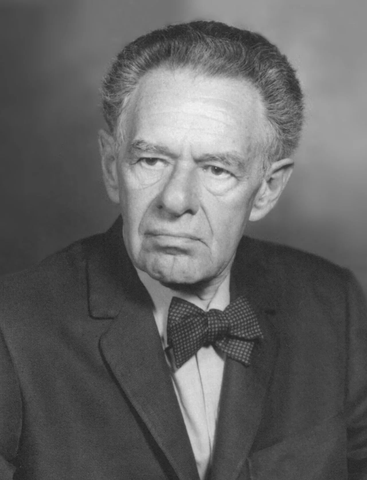 Portrait of Fritz Albert Lipmann (1899–1986) – memorial page