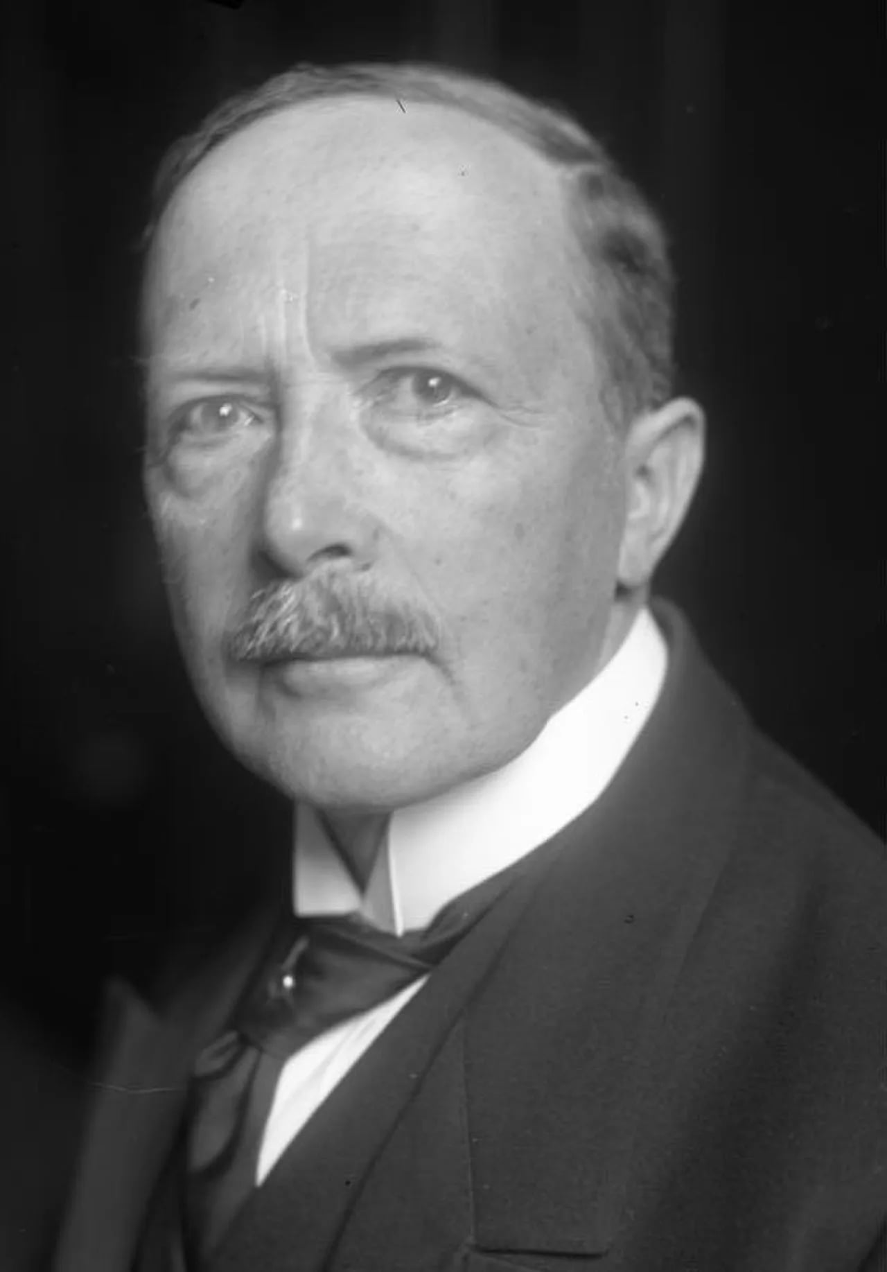 Portrait of Walter Simons (1861–1937) – memorial page