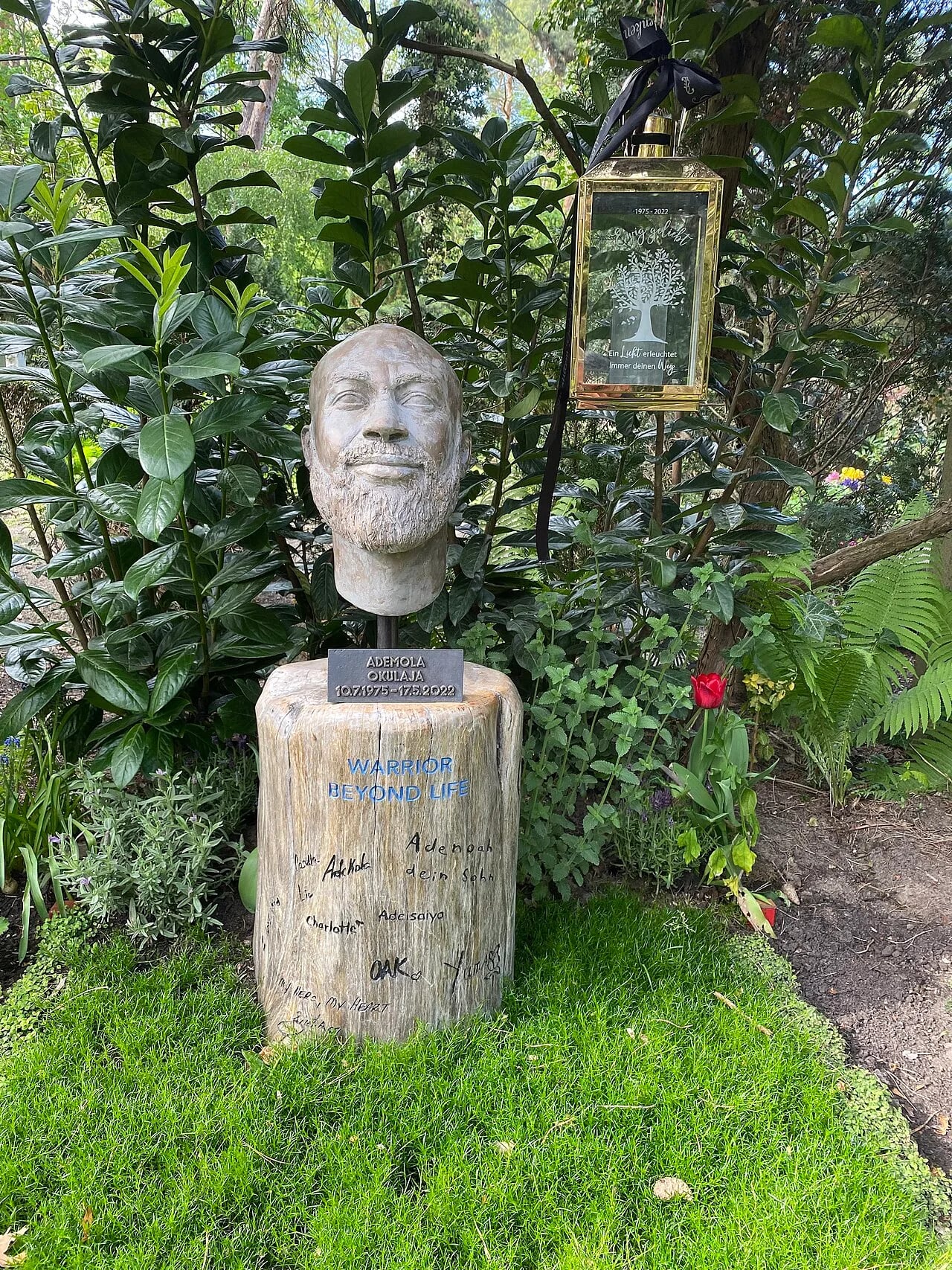 Porträt von Ademola Okulaja (1975–2022) – Gedenkseite