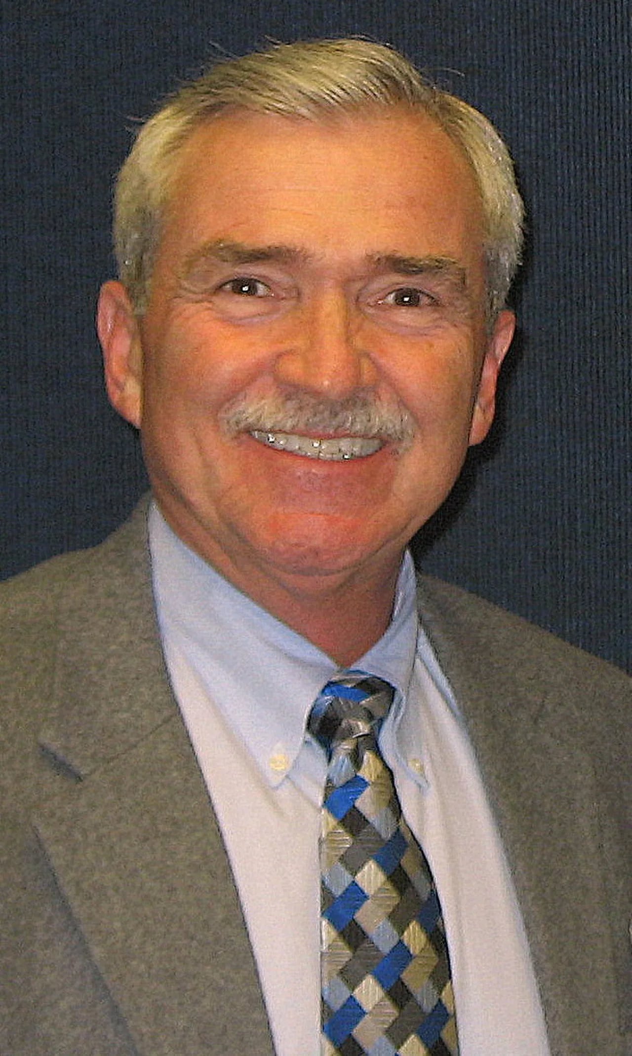 Porträt von Tom Henry (1951–2024) – Gedenkseite